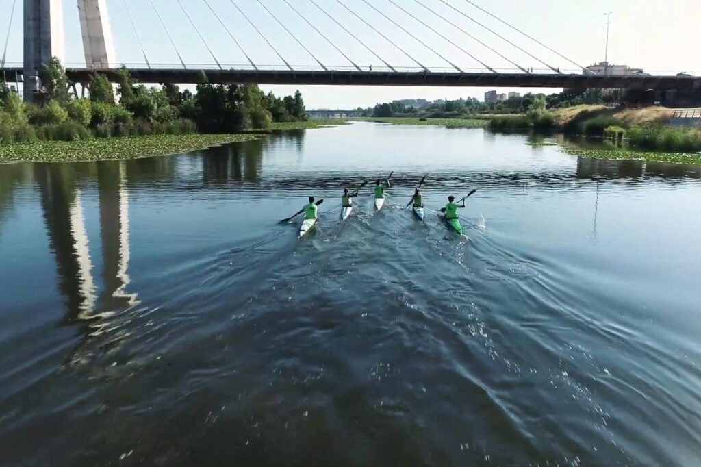 Vuelo de evento deportivo de piragüismo con dron sobre el río guadiana a su paso por Badajoz. Evento deportivo grabado con un dron