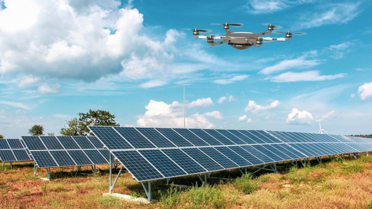 Vemos en la imagen un dron llevando a cabo la inspección de plantas fotovoltaicas con rapidez, precisión y seguridad.