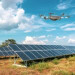 Vemos en la imagen un dron llevando a cabo la inspección de plantas fotovoltaicas con rapidez, precisión y seguridad.