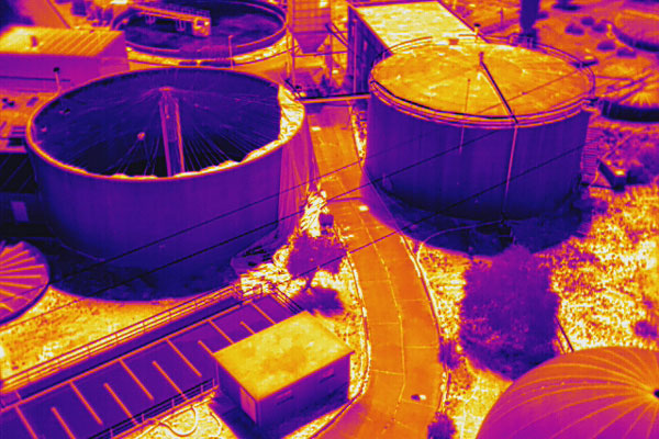 Technical inspection carried out with a thermal camera of a drone on wastewater tanks.