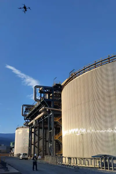 Imagen de Detección gas industrial dron inspección tanque almacenamiento utilizada en los servicios profesionales de SG Solutions.
