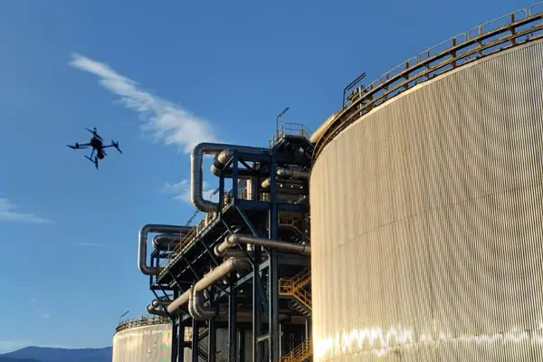 Imagen de Detección gas industrial dron inspección tanque almacenamiento utilizada en los servicios profesionales de SG Solutions.