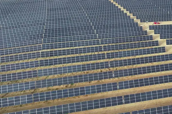 Imagen de Inspección fotovoltaica dron paneles solares vista aérea utilizada en los servicios profesionales de SG Solutions.
