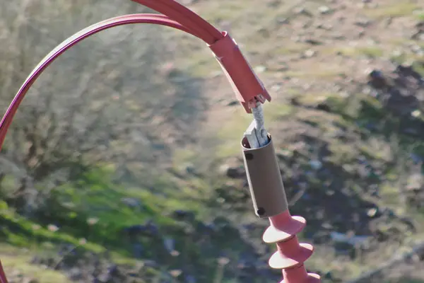 Imagen de Inspección líneas eléctricas aislador media tensión dron zoom utilizada en los servicios profesionales de SG Solutions.