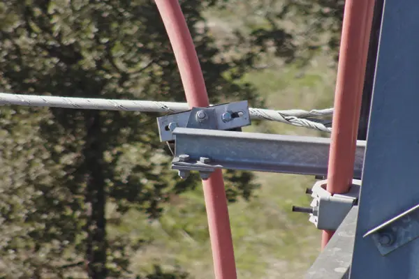 Imagen de Inspección líneas eléctricas dron detalle destrenzado conductor utilizada en los servicios profesionales de SG Solutions.