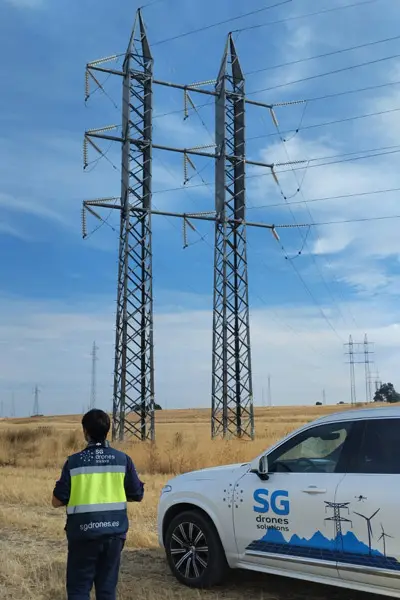 Imagen de Inspección líneas eléctricas dron torre media tensión utilizada en los servicios profesionales de SG Solutions.