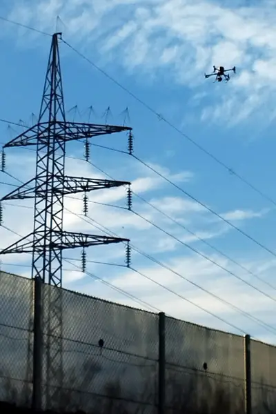 Imagen de Inspección líneas eléctricas dron vista torre media tensión utilizada en los servicios profesionales de SG Solutions.