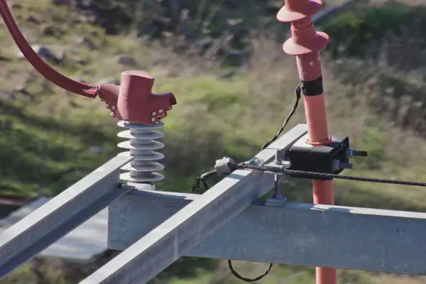 Imagen de Inspección líneas eléctricas grapa conductor dron media tensión utilizada en los servicios profesionales de SG Solutions.