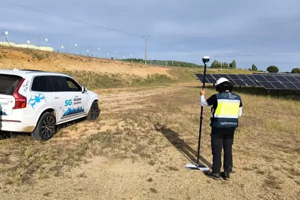 Imagen de Inspección rtk dron coordenadas terreno topografía utilizada en los servicios profesionales de SG Solutions.