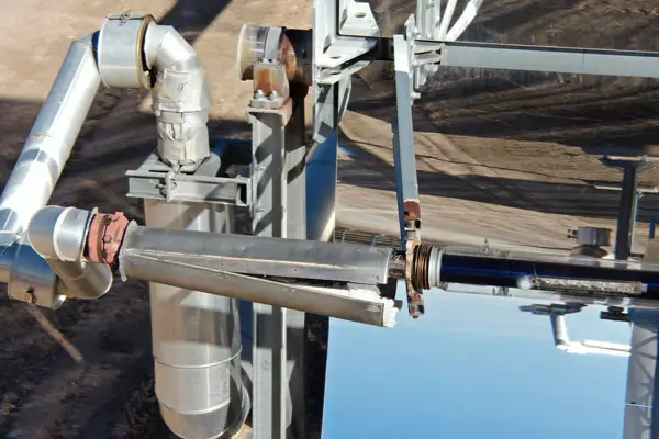 Imagen de Inspección zoom dron detalle tuberia campo termosolar utilizada en los servicios profesionales de SG Solutions.