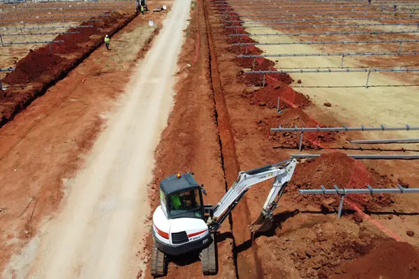 Imagen de Seguimiento obras dron excavacion zanja instalación paneles utilizada en los servicios profesionales de SG Solutions.