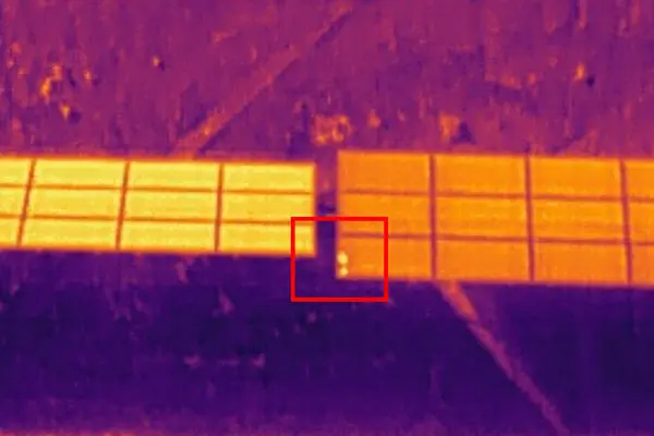Imagen de Termografía fotovoltaica panel solar anomal a calor utilizada en los servicios profesionales de SG Solutions.