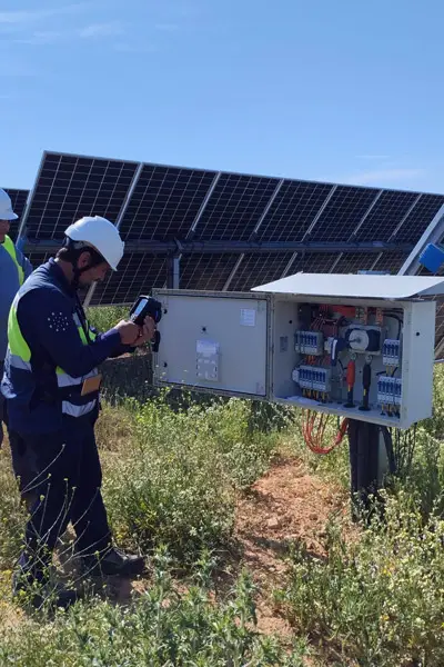 Imagen de Termografía manual industrial técnico paneles fotovoltaicos utilizada en los servicios profesionales de SG Solutions.