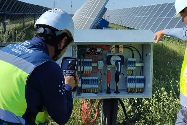 Imagen de Termografía manual industrial técnico revision módulos utilizada en los servicios profesionales de SG Solutions.