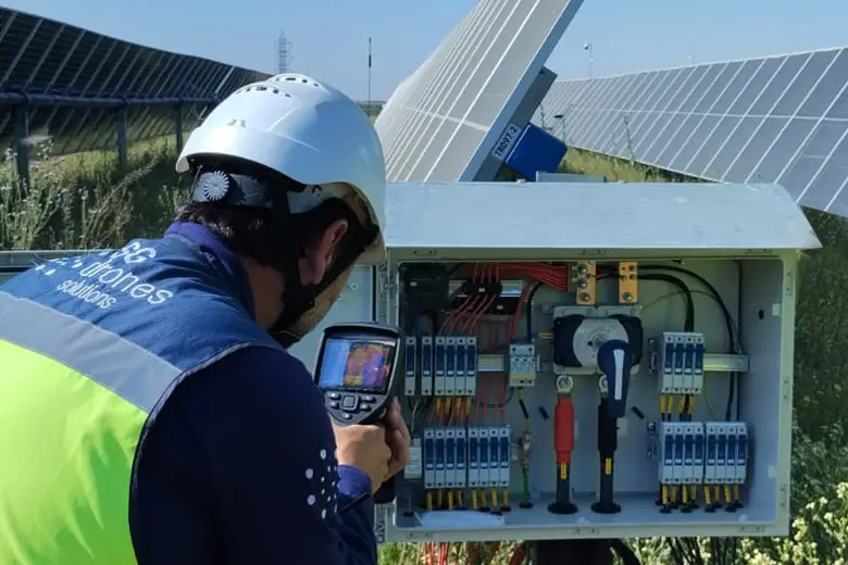 Imagen de Termografía manual industrial técnico revision módulos utilizada en los servicios profesionales de SG Solutions.