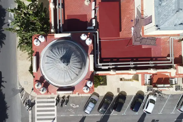 Imagen de Vuelo urbano dron Málaga ayuntamiento toma aérea centro ciudad utilizada en los servicios profesionales de SG Solutions.