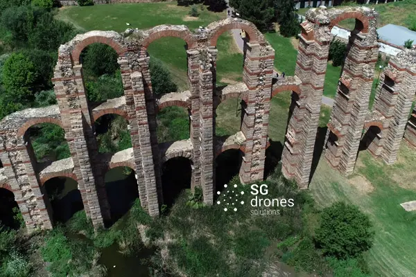 Imagen de Vuelo urbano dron Mérida acueducto romano monumento historico utilizada en los servicios profesionales de SG Solutions.