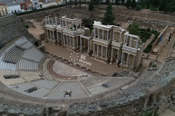 Imagen de Vuelo urbano dron Mérida teatro romano patrimonio humanidad utilizada en los servicios profesionales de SG Solutions.