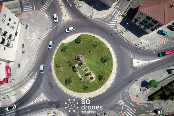 Imagen de Vuelo urbano dron Plasencia rotonda centro ciudad trafico utilizada en los servicios profesionales de SG Solutions.