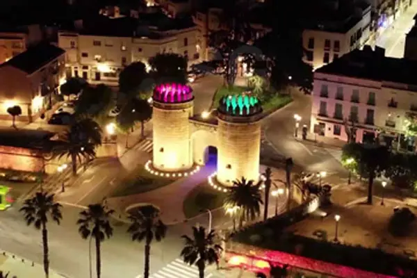 Imagen de Vuelo urbano nocturno dron ciudad vista aérea iluminada utilizada en los servicios profesionales de SG Solutions.